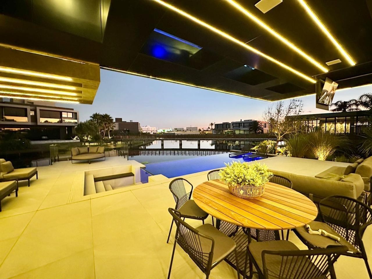 Imagem do imóvel Casa em condomínio 6 dormitórios à venda, Centro em Xangri-lá referência 368