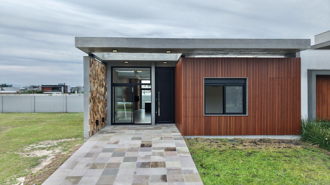 Imagem do imóvel Casa em condomínio 4 dormitórios à venda, Centro em Xangri-lá referência 600