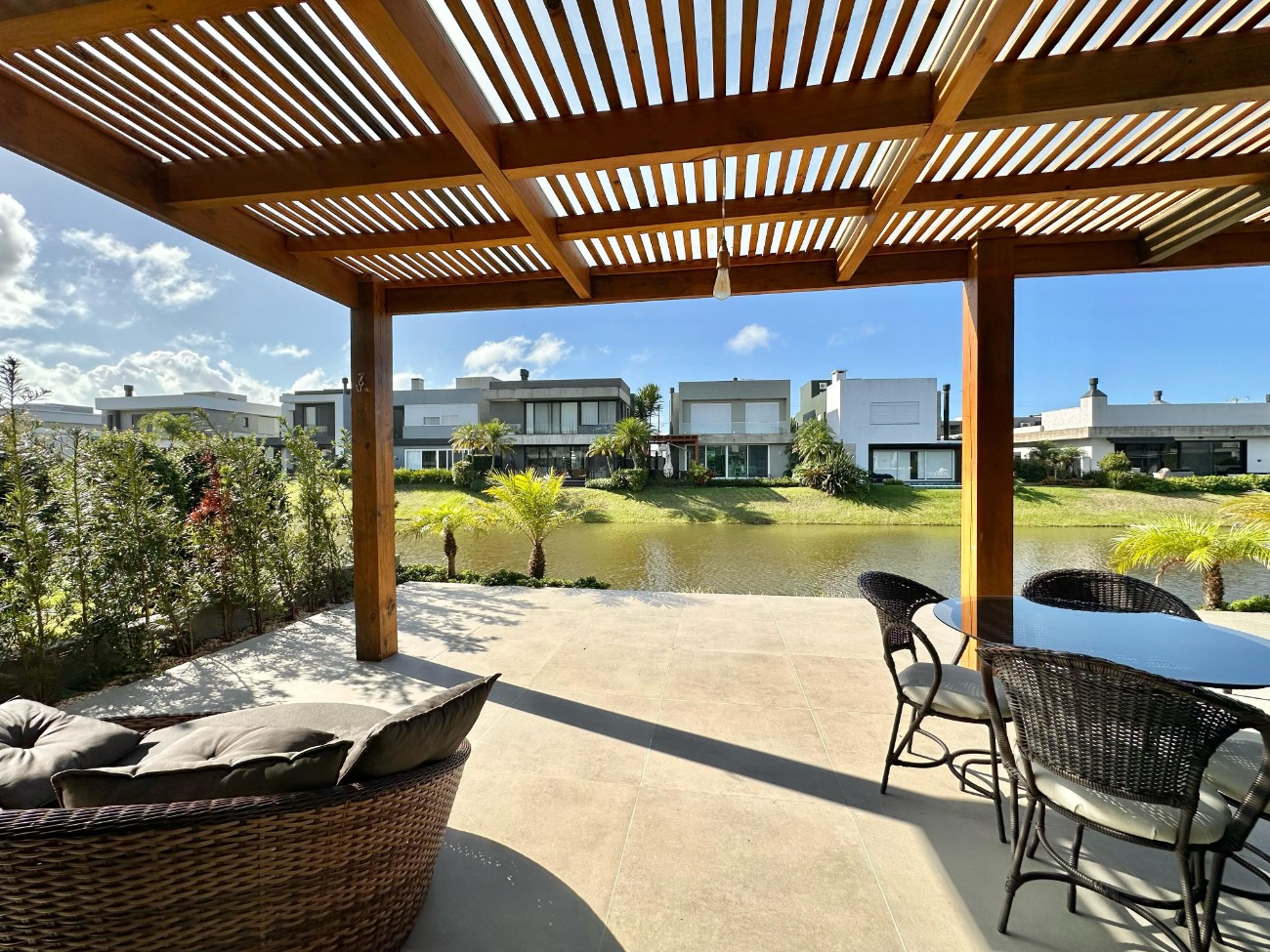 Imagem do imóvel Casa em condomínio 4 dormitórios à venda, Parque Antartica em Capão Da Canoa referência 620